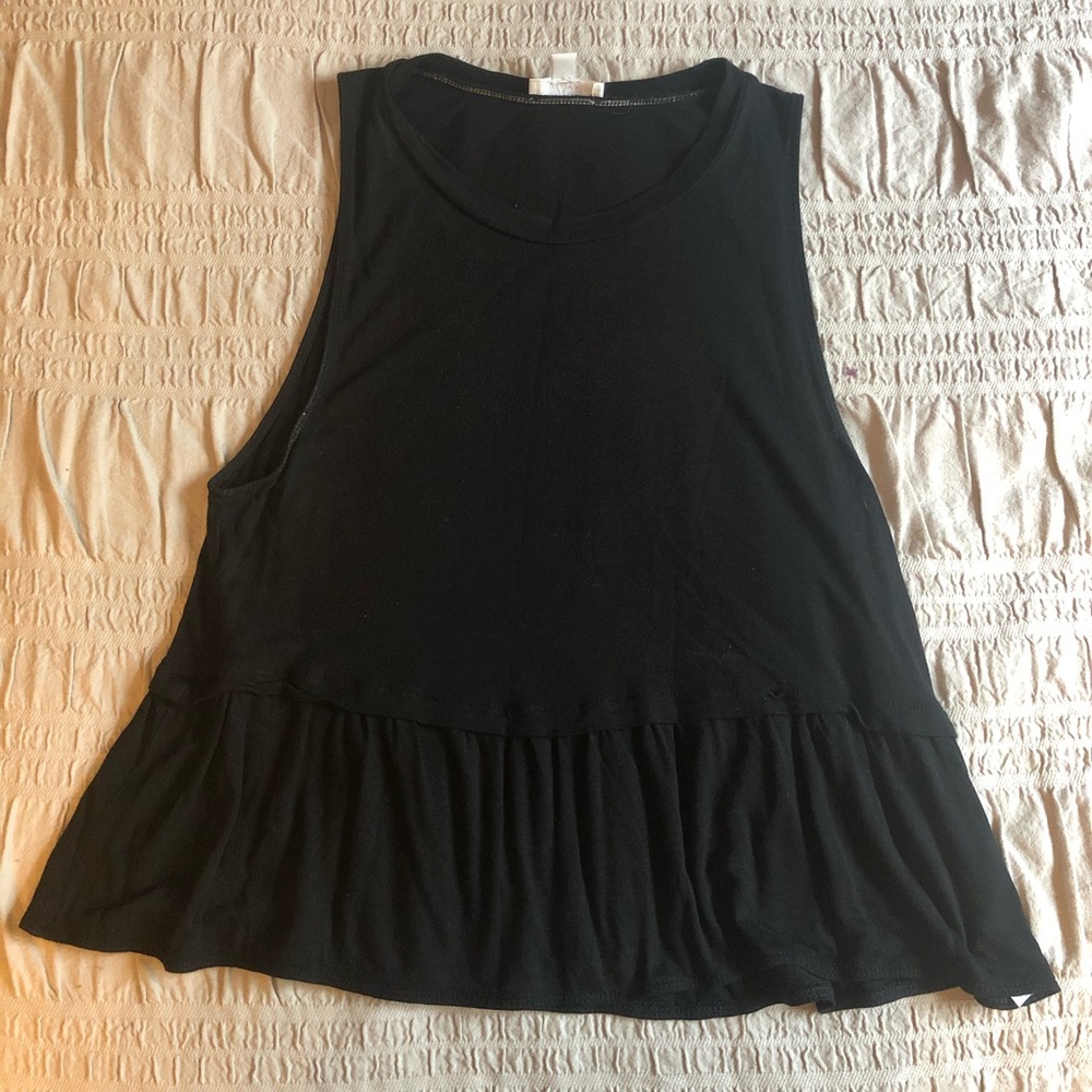 Aritzia Flowy Black cropped top